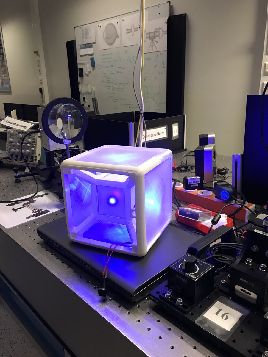 MPI_Quantum's tweet photo. Das Verbundprojekt #Quanta bringt die Quantenphysik in die Öffentlichkeit. Der Prototyp des ersten Quantenwürfels aus unserem Schülerlabor funktioniert schon, er soll demnächst mit einem zweiten Würfel „verschränkt“ werden.🤩 @QuantenTech @photonik2020 @MCQST https://t.co/uBPcDooocc