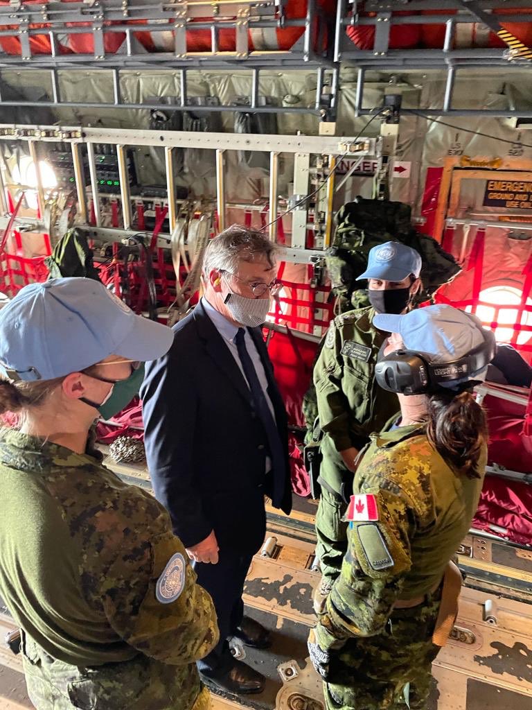 Bplara's tweet photo. Très fier de la présence significative des femmes dans cette mission. J’ai constaté un travail d’équipe et l’engagement de chacun des militaires dans leur mission en 🇨🇩.@FemmesPaixSec #initiativeElsie. https://t.co/nzEyYmue5v