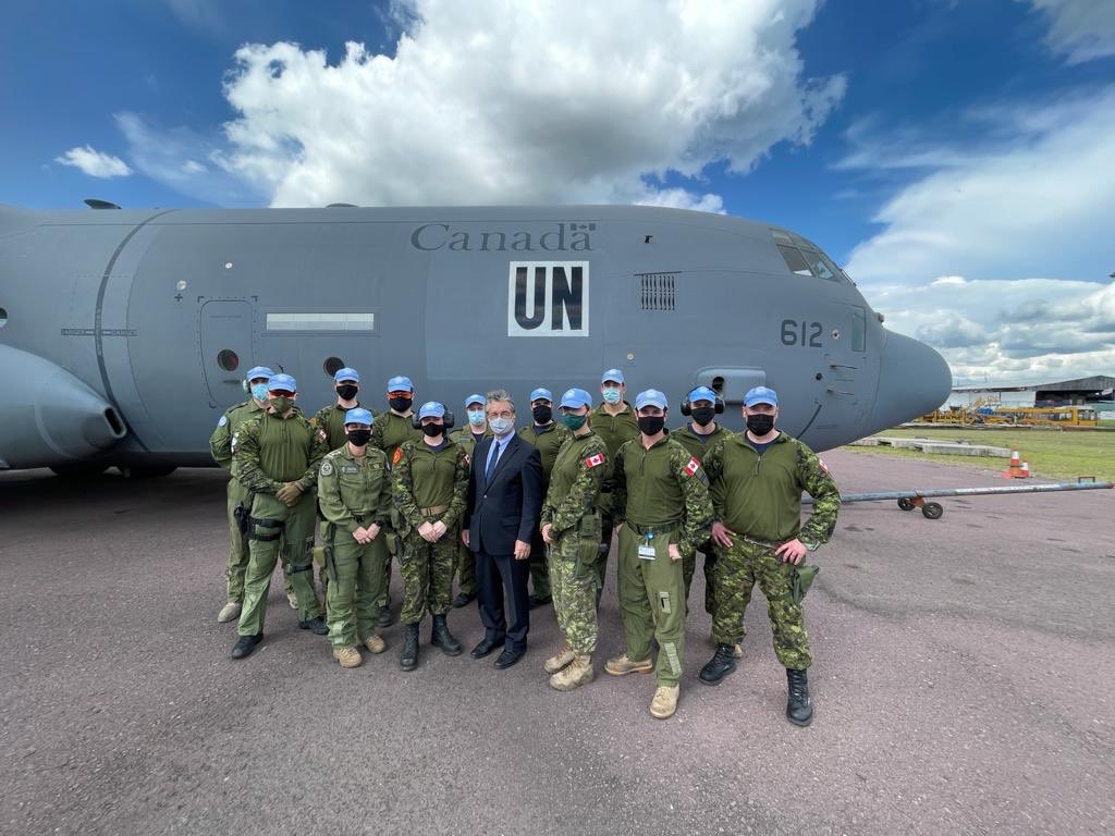 Bplara's tweet photo. Très fier de la présence significative des femmes dans cette mission. J’ai constaté un travail d’équipe et l’engagement de chacun des militaires dans leur mission en 🇨🇩.@FemmesPaixSec #initiativeElsie. https://t.co/nzEyYmue5v