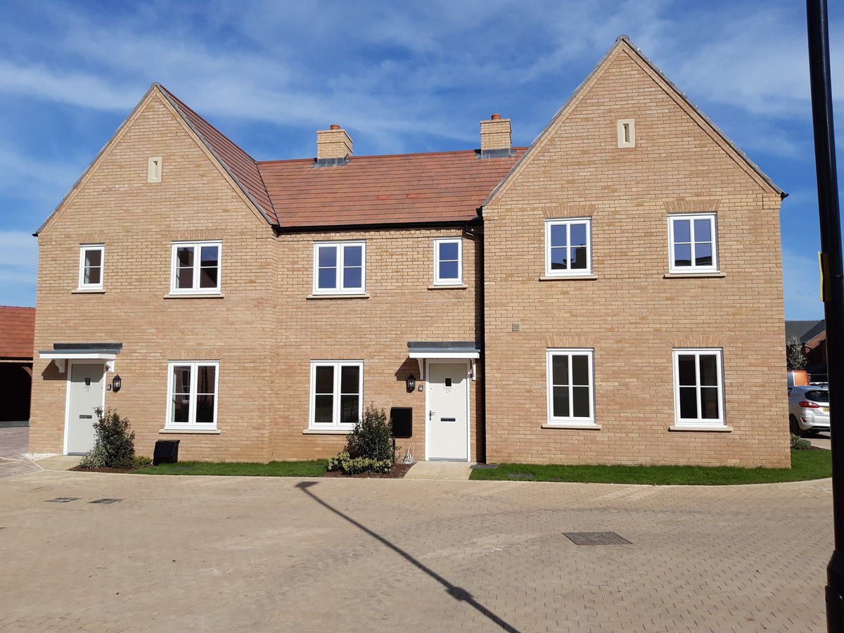 krissy_mckay's tweet photo. ☀️☀️☀️The sun was shining on me today for a handover at Greenlakes Rise, Wixam MK45.
Affordable rent houses in a lovely cul-de-sac setting.
2 &amp; 3 beds houses. With special thanks to Morris Homes. 
@StonewaterUK
 
@ThorntonFirkin
 
@letstalkcentral
 
@BedfordTweets https://t.co/KNRkPO9m5L
