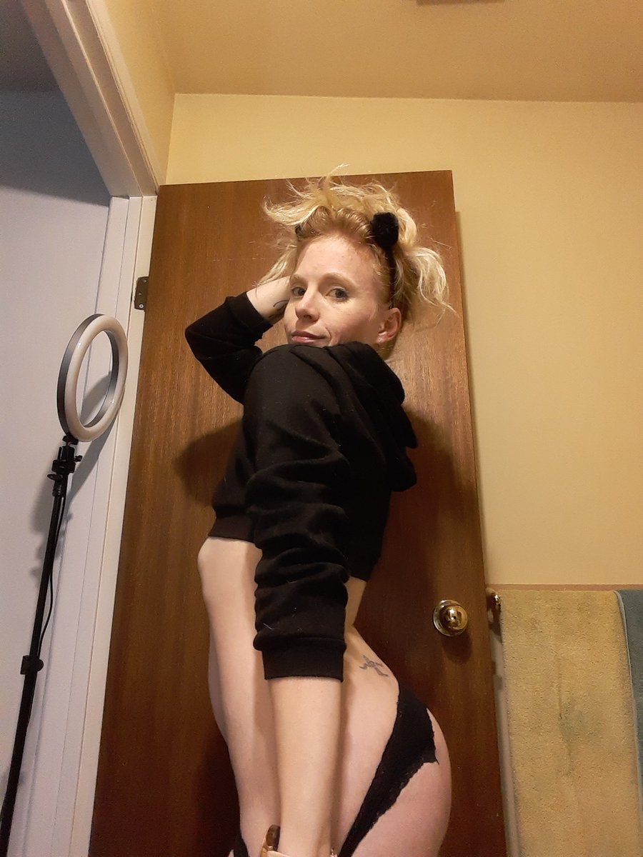 SeraphineBloss1's tweet photo. Couple shots from getting ready for my photoshoot last night! #playwithcolor #onlyfans 😘🌸🌸🌸 follow me at https://t.co/JWWD85hb0t to find the rest of it ❤❤❤ https://t.co/cndFhuqEp6