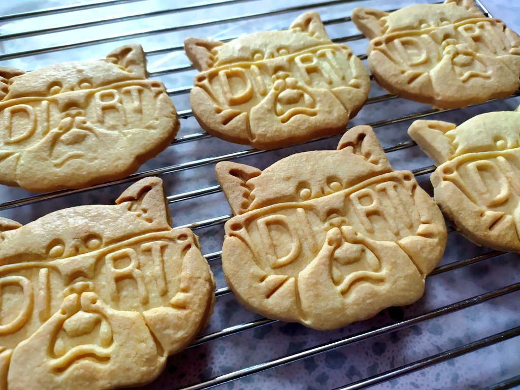 ゆきぼん Dirtねこちゃんのクッキー めちゃくちゃ可愛いのができて良かった 普通にシンプル なケーキ作るのもな と思い こちらのクッキーを制作しました ラインにチョコを流したバージョンも作ったけれど 焼きっぱなしの方が可愛い T Co