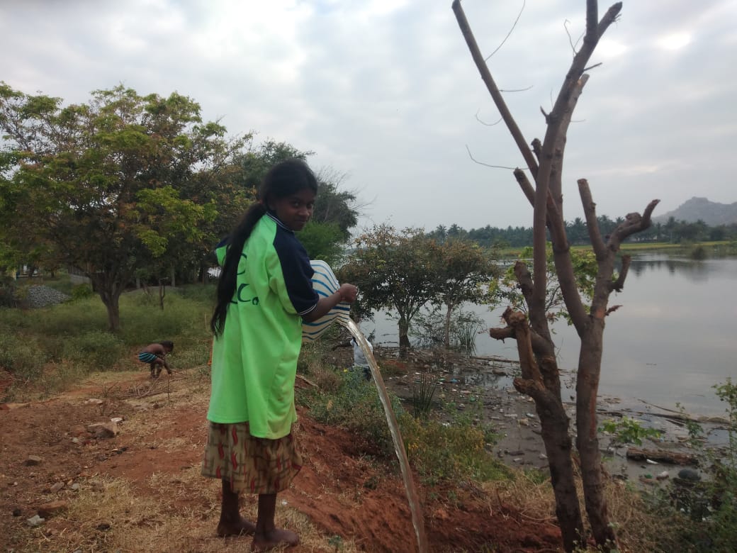 ReedowCharity's tweet photo. நான் எனக்காக உழைக்கவில்லை...
எனது நிலத்தில் உழைக்கவில்லை...
சிந்திடும் என் வியர்வையில்
காடு ஒன்று உருவாகும அதில் பல்லுயிர்கள் பாதுகாப்பாய் வாழும்...
பல்லுயிர்களின் பாதுகாப்பே உங்கள் குழந்தைகளின் பாதுகாப்பு.நான்உங்கள்குழந்தைகளுக்காக உழைக்கிறேன்.என்னோடு பயணிக்க விரும்புகிறீர்களா? https://t.co/41q68wDPaA