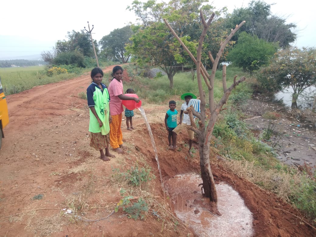 ReedowCharity's tweet photo. நான் எனக்காக உழைக்கவில்லை...
எனது நிலத்தில் உழைக்கவில்லை...
சிந்திடும் என் வியர்வையில்
காடு ஒன்று உருவாகும அதில் பல்லுயிர்கள் பாதுகாப்பாய் வாழும்...
பல்லுயிர்களின் பாதுகாப்பே உங்கள் குழந்தைகளின் பாதுகாப்பு.நான்உங்கள்குழந்தைகளுக்காக உழைக்கிறேன்.என்னோடு பயணிக்க விரும்புகிறீர்களா? https://t.co/41q68wDPaA