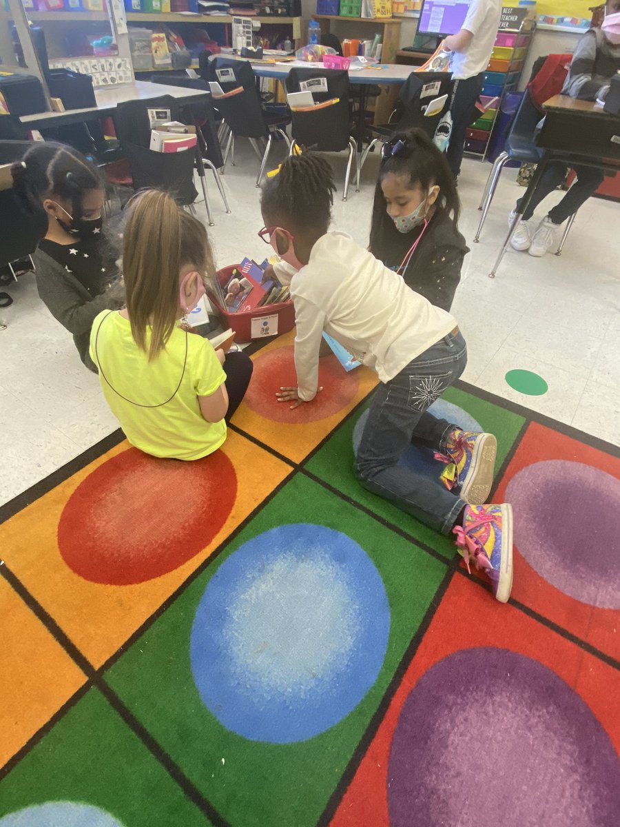 MrsHardyGVESK's tweet photo. To start our informative writing unit, we spent some time browsing information texts from our classroom library yesterday! Then we brainstormed topics we felt we knew a lot about!@GreenValleyElem @HooverSchools @AlishaLitCoach https://t.co/3jt1vgOCoz