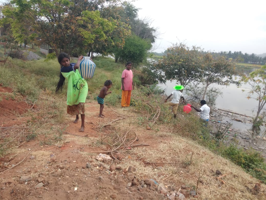 ReedowCharity's tweet photo. நான் எனக்காக உழைக்கவில்லை...
எனது நிலத்தில் உழைக்கவில்லை...
சிந்திடும் என் வியர்வையில்
காடு ஒன்று உருவாகும அதில் பல்லுயிர்கள் பாதுகாப்பாய் வாழும்...
பல்லுயிர்களின் பாதுகாப்பே உங்கள் குழந்தைகளின் பாதுகாப்பு.நான்உங்கள்குழந்தைகளுக்காக உழைக்கிறேன்.என்னோடு பயணிக்க விரும்புகிறீர்களா? https://t.co/41q68wDPaA