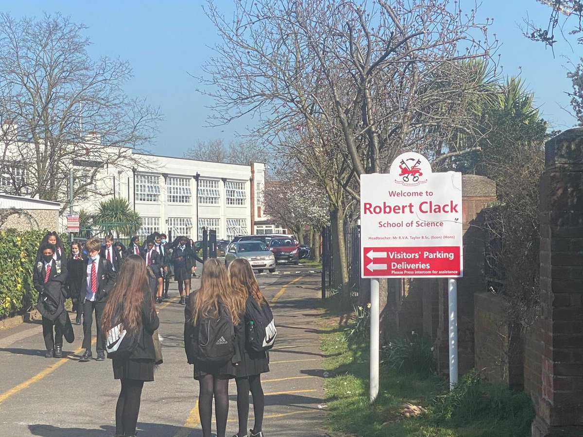 MPSBarkDag's tweet photo. Safer schools officer PC Pickering is currently on foot patrol around the vicinity of his school as part of #OpBempton 1548EA @lbbdcouncil https://t.co/QzpOIukiXC