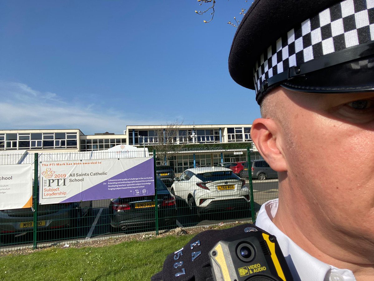 MPSBarkDag's tweet photo. Safer schools officer PC Pickering is currently on foot patrol around the vicinity of his school as part of #OpBempton 1548EA @lbbdcouncil https://t.co/QzpOIukiXC