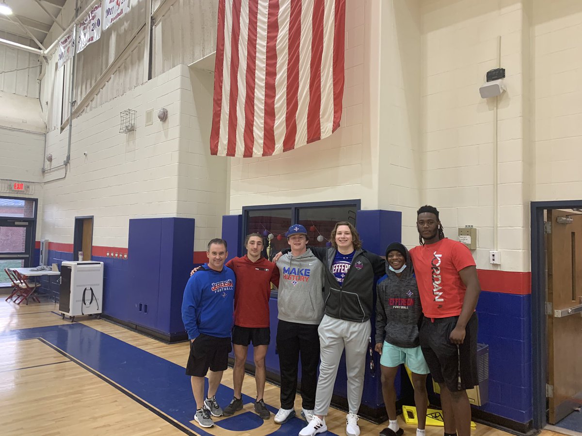 genecathcart4's tweet photo. AWESOME getting to work with our 2021🐲🏈Rising Fr this am-A great looking group-Also was AWESOME to have some of our rising Senior leaders there to encourage their younger brothers. As they say a finger never won a fight but a fist of 5 wrapped tightly together packs a punch🥊 https://t.co/GYsHGp6iS1