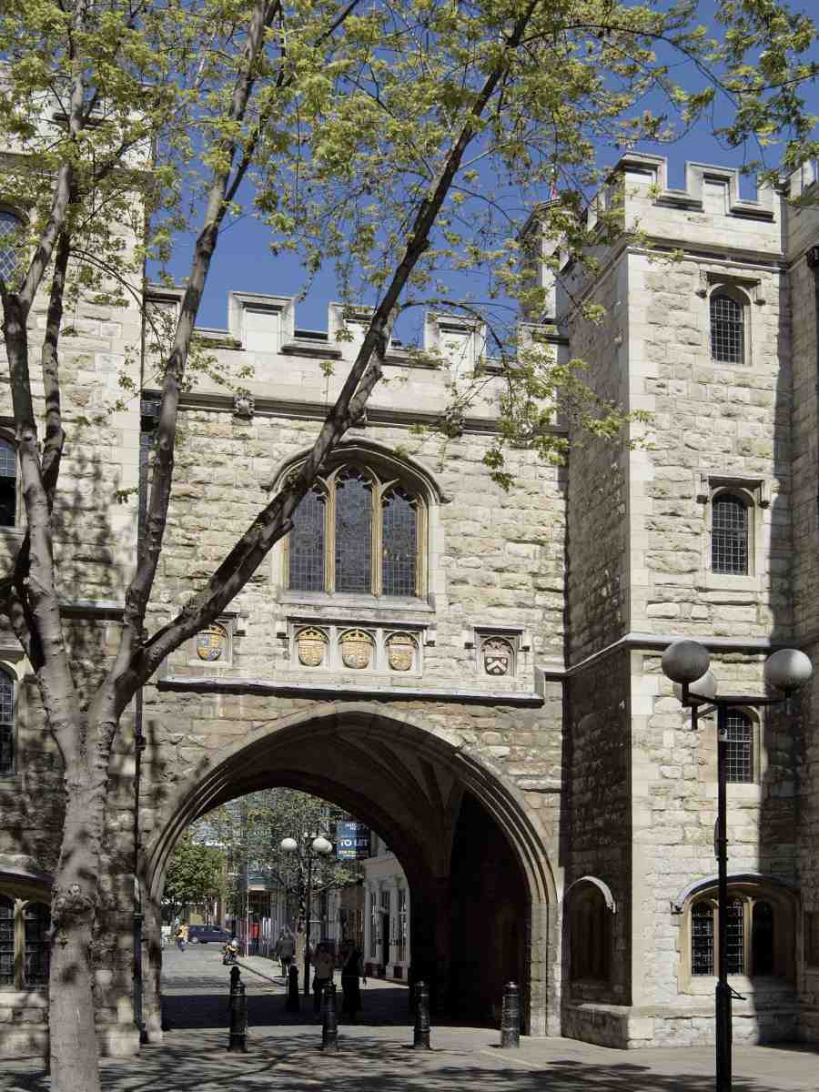 Today in 1485 Richard III called an assembly of the leading officials &amp; citizens of London to the Priory of St John at Clerkenwell to refute rumours he intended to marry his niece Elizabeth of York (despatching Edward Brampton to Portugal to negotiate a treaty &amp; double marriage)