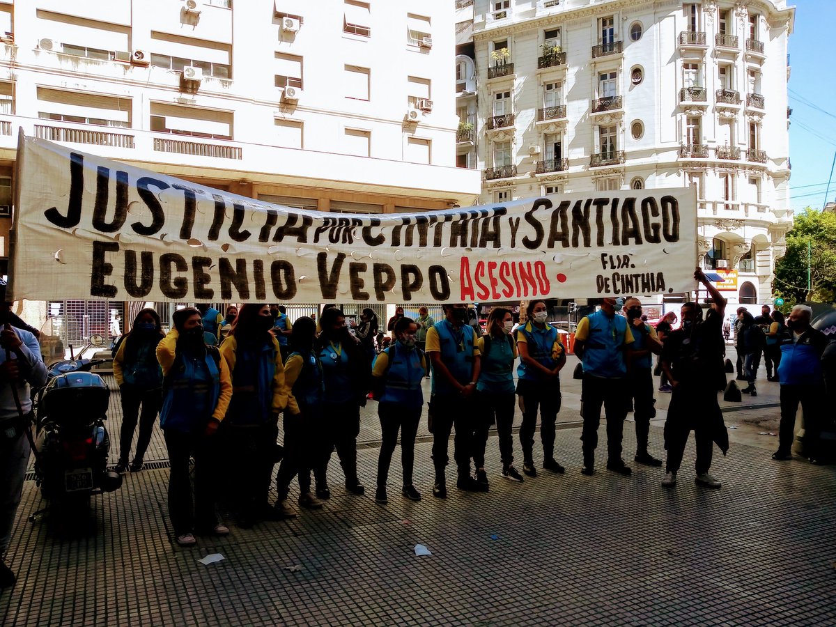 emacibotti's tweet photo. #Justicia #Cinthia #Presente esperando el veredicto en el juicio contra #Veppo, autor del atropello mortal a la agente de tránsito Cinthia Choque. https://t.co/F7aBwJIDHS