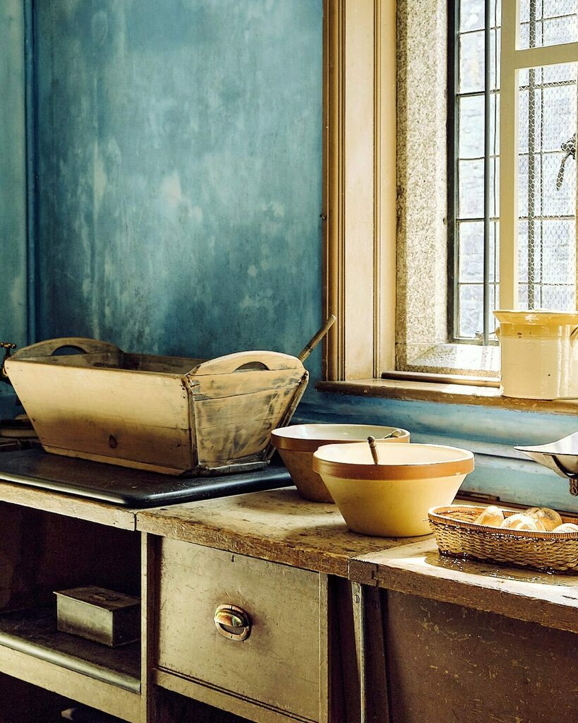 I’m pretty partial to a National Trust property these days. You’ll usually find me hanging around the kitchen garden, eyeing up the veg and day dreaming, but I do also love to venture inside the beautiful buildings, and see the amazing ways that the <a href="/nat/">nat</a>… instagr.am/p/CNDDpTYjrt_/