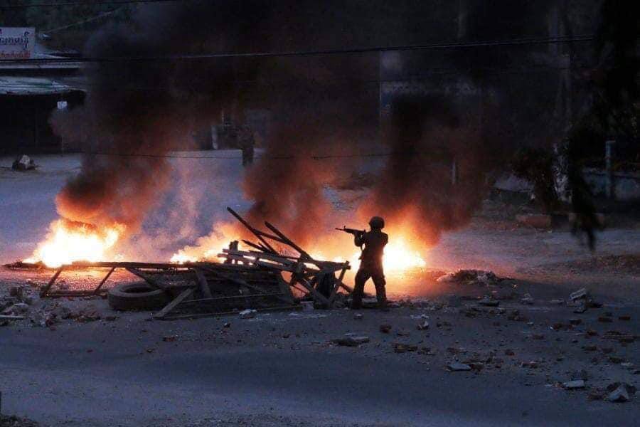 EainMonn's tweet photo. In MyinGyan, around 100 of Military terrorists opened gunfires at unarmed civilians for no reason this evening and many got injured. 
ABOMINABLE CRUELTY 
#Mar30Coup
#WhatsHappeningInMyanmar
#forceavote
#MilkTeaAlliance https://t.co/pr5sRnwKlS