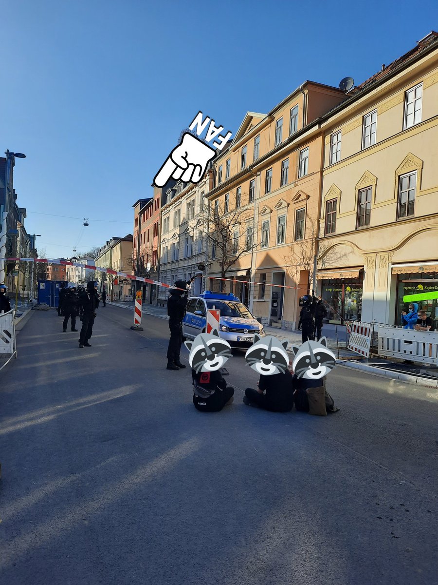 kaffeetrichter's tweet photo. Bei der #Hausbesetzung in #Weimar handelt es sich um die letzte Bauhauswerkstatt, die u. Denkmalschutz steht &amp; schon 10 J leer steht. Besetzer*innen geben wohl Personalien an. Cops tragen jetzt auch Material raus, da war bestimmt wer neidisch auf die schönen Banner..
 #we3003 https://t.co/QDUoNsZorJ