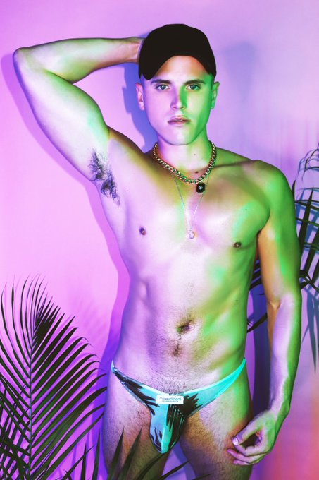 4 pic. Suns out buns out ?? https://t.co/91vaEVEnRD @blondeboygee @GiovanniRosaX #marekrichard https://t