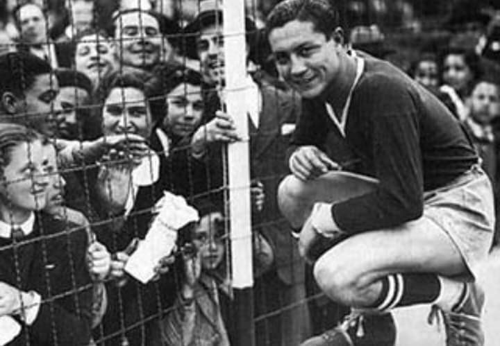 tendenciaporque's tweet image. "Arsenio Erico":
Porque un 30 de marzo de 1915 nacía en Asunción, el más grande jugador de fútbol de la historia del Paraguay; ARSENIO ERICO, el saltarín rojo, máximo goleador en la historia del fútbol argentino.