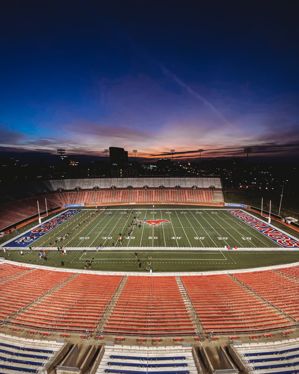 Rooftop with a view 

#PonyUpDallas #PonyExpress #dallas #sunrise #rooftop #smu #stadium #jasonandrewsproductions