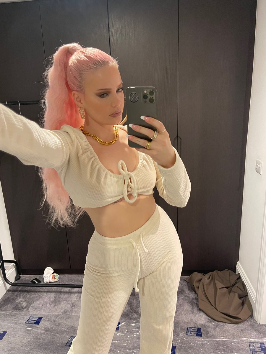 AnneMarie's tweet photo. My hair is WAY too long and I LOVE IT 😍😍😍 https://t.co/6UXjVk8Vj1