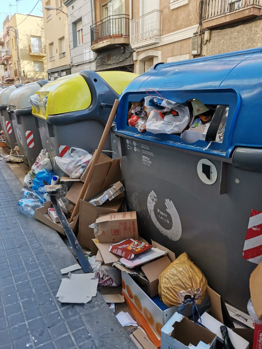 Neus54460379's tweet photo. Tornem amb la brutícia al carrer Conquista de Badalona #Badalona 
@Albiol_XG
@AjBadalona
@bdncom
@TotBadalona
@BDNOTIS
@SalutBDN #netegembadalona #limpiandobadalona https://t.co/tJAjoDflyT