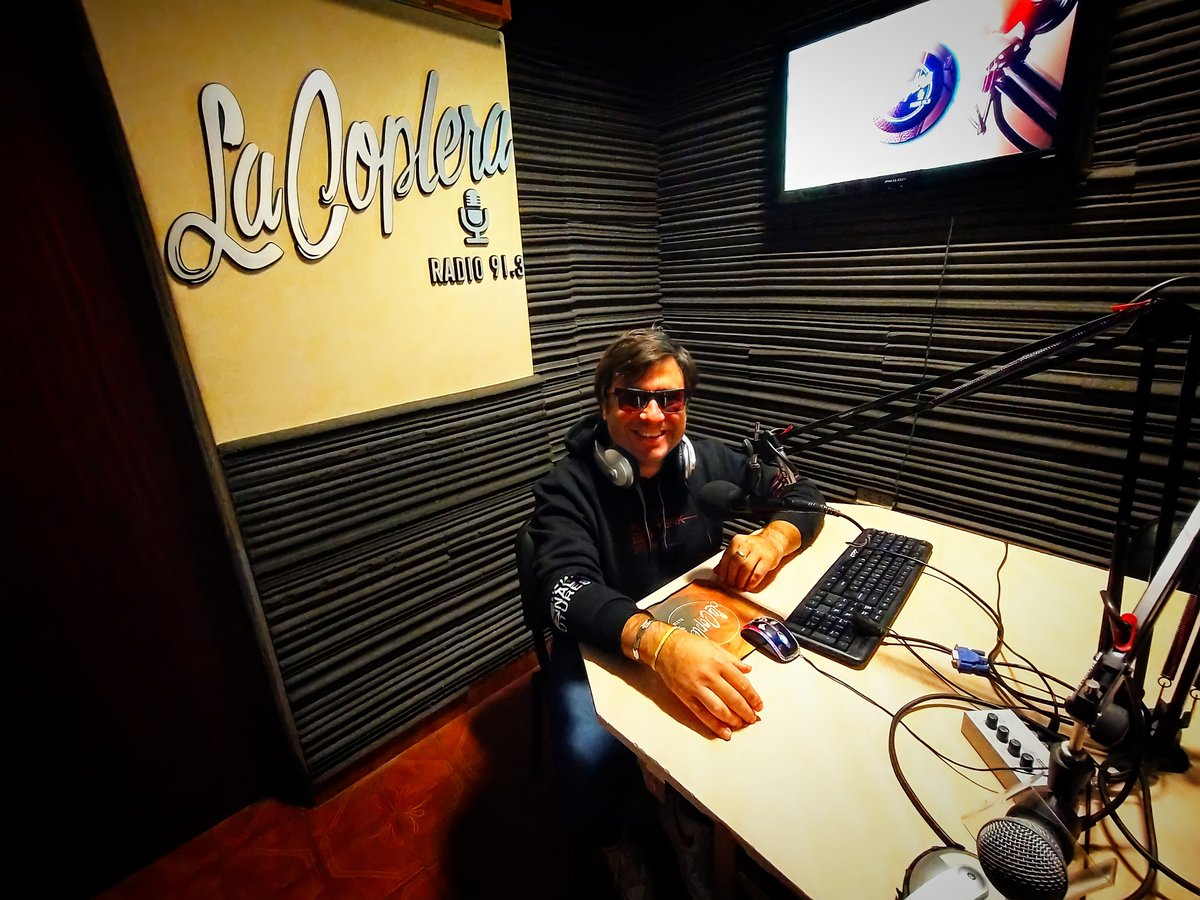 EMANUELJORAKIKI's tweet photo. #Hoy estuve en los estudios de Radio @LaCoplerafolk 📻 junto a @OmarRamirez80. Hablamos🎙️ sobre las #SuperPromos de Semana Santa. Todos los martes estaremos con la columna del consumidor y toda la información actual. https://t.co/E8SLyzZrSL