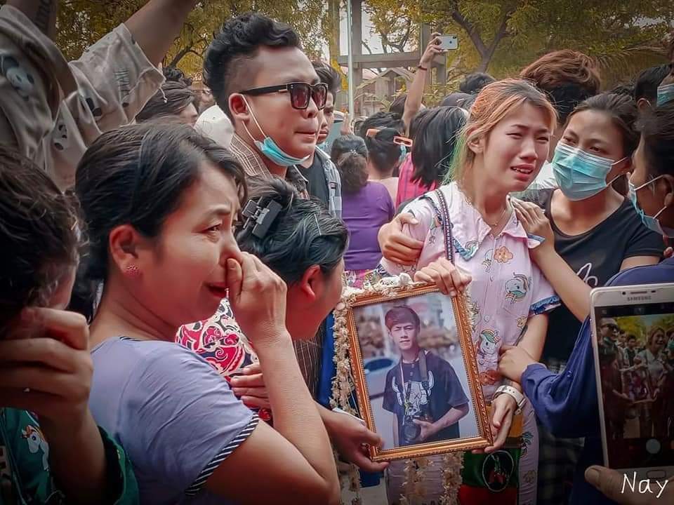 loveisintheai9's tweet photo. Fought together for democracy. Now one of the heroes passed away because of the junta's inhumane acts
There's nothing to lose except  bonds now😔.
Rest in Power Hero.
ABOMINABLE CRUELTY
#Mar30Coup
#WhatsHappeningInMyanmar https://t.co/ikAWcbndpv