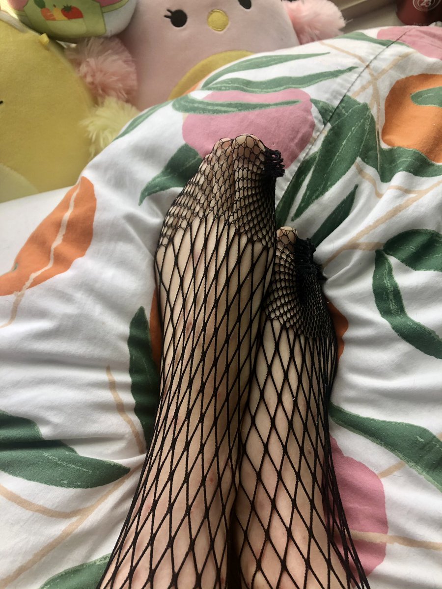 olivebranch333's tweet photo. oh no my feet got caught in some fishnets can anyone help me get this off? https://t.co/QURM7aZjzf