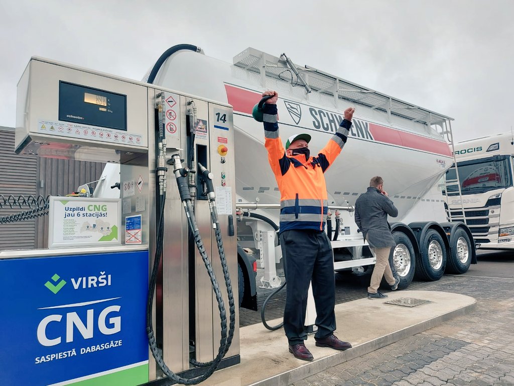 JanisBethers's tweet photo. Šodien svinīga atslēgu pasniegšana pirmajiem 5 CNG vilcējiem, kas ikdienā vedīs @SCHWENK_LV cementu. @Virsi_A Brocēnu DUS tika atvērts vakar, aktīva klientu plūsma jau pirmajās 24h! #tāplānotjāmāk #Brocis https://t.co/2ucZ7mPueC