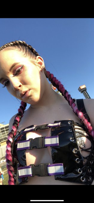 Fun times, fun hair 🌈 hopefully festivals go on this year again! Join https://t.co/noqcCfdogf for only<a href="/tag/cosplay"class="tags"><span>#cosplay</span></a><a href="/tag/laracroftcosplay"class="tags"><span>#laracroftcosplay</span></a>