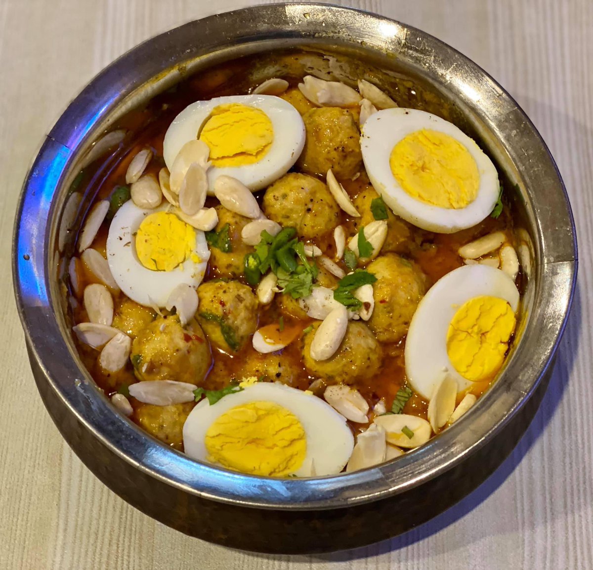 MKhawarNazir's tweet photo. مزیدار انڈہ کوفتے ،الحمدللّٰہ
شکریہ بیگم
اللہ ہم سب کو خوشیوں کو محسوس کرنے اور ان کی قدر کرنے کی توفیق
نصیب فرمائے۔ آمین
#Koftay #Kofta #AndaKoftay #KoftayAnda #HomemadeFood #PakistaniFood #TraditionalFood #AfshanKhawarKitchen #ShukariaBegum #CountYourBlessings #ALHAMDULILLAH https://t.co/xYg52XJhcz