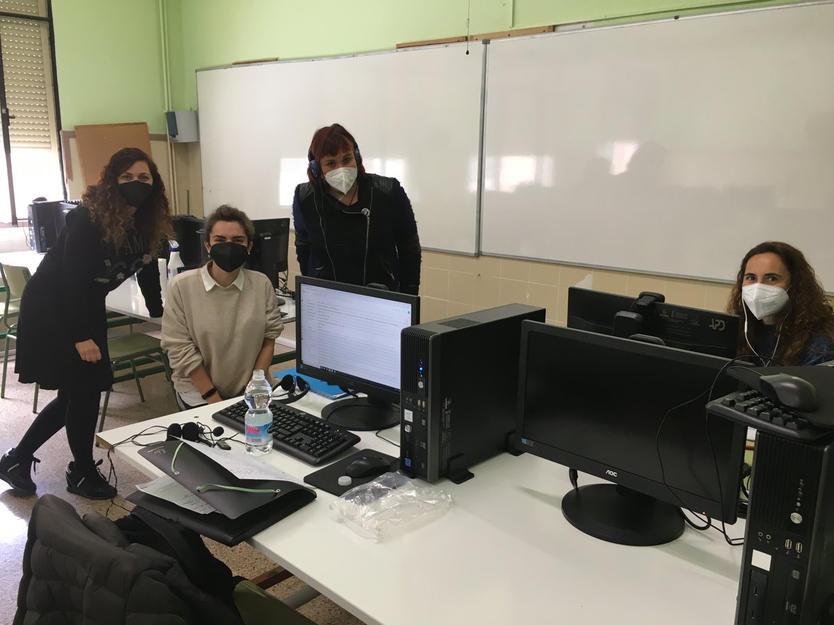 Lidonahullana's tweet photo. Les nostres companyes del departament de FOL Rosalía Moscardó, Verónica Barberá, Aida Barquero i Vicenta Calvo han presentat el taller “Economía social com a essència dels mòdul EIE #TrobadaFOL @FpCostera https://t.co/8r9B8todR0