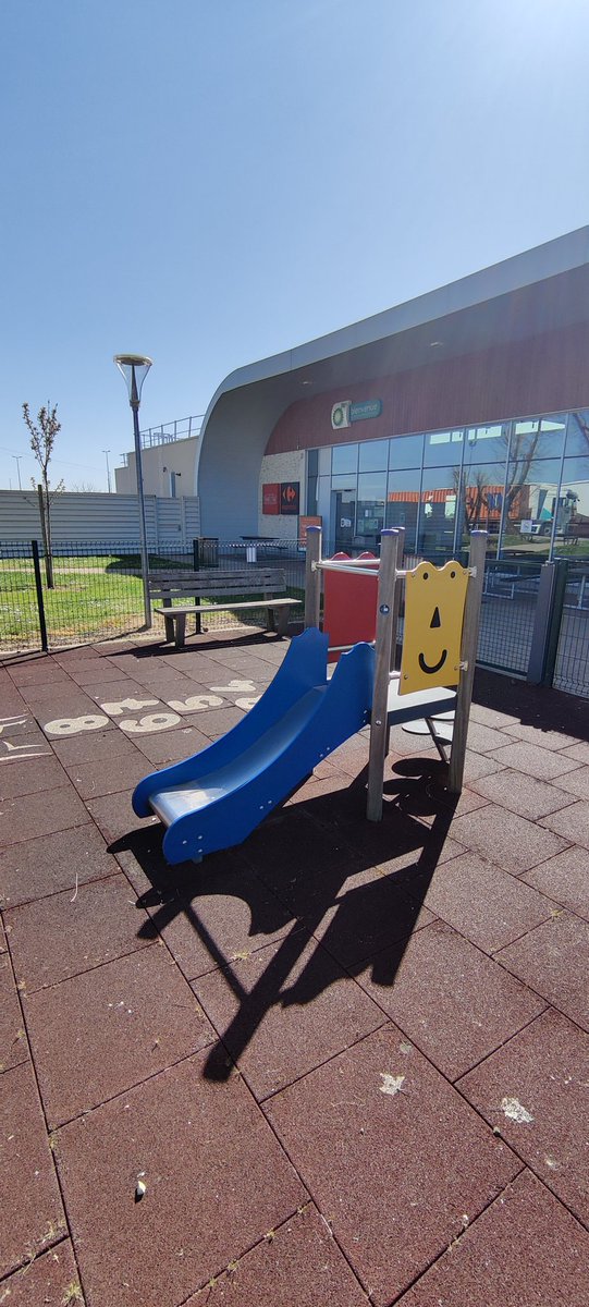 eltrianguloesc's tweet photo. Los niños franceses disponen de estos 12 cm de felicidad por vía de servicio. Esto explica ciertas actitudes adultas. #viajETE #askETE https://t.co/d5gseapv4H