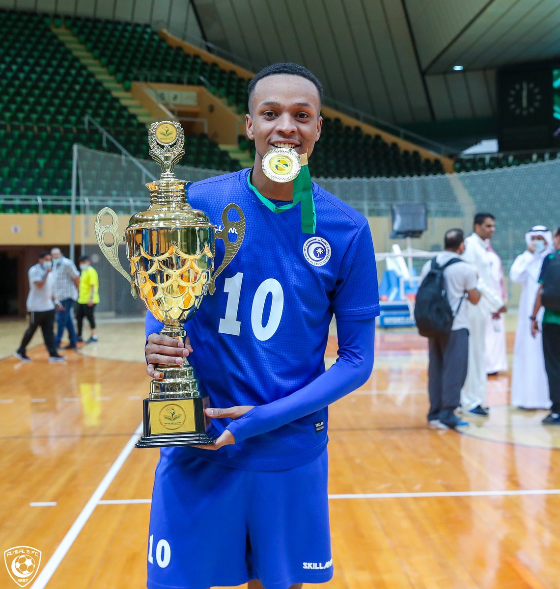 Alhilal_FC's tweet photo. 🏆  وينشأ ناشئ الفتيان فينا.. "على الذهب" 💙😍

#الهلال https://t.co/Ctrc0cSO4g