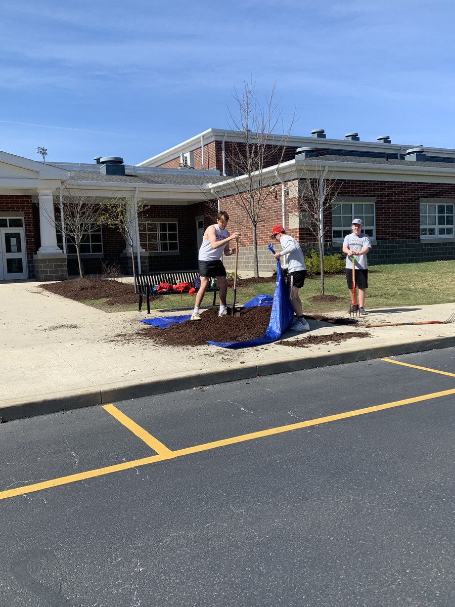 Harrold59's tweet photo. @SHSSPARTAN_FB @SpringfieldBSB Attacking the mulch together on spring break! https://t.co/NpceD5jCZn