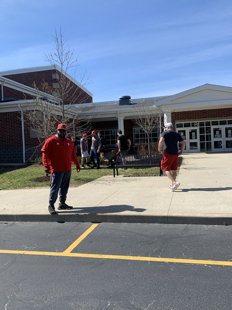 Harrold59's tweet photo. @SHSSPARTAN_FB @SpringfieldBSB Attacking the mulch together on spring break! https://t.co/NpceD5jCZn
