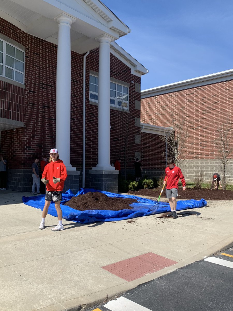 Harrold59's tweet photo. @SHSSPARTAN_FB @SpringfieldBSB Attacking the mulch together on spring break! https://t.co/NpceD5jCZn
