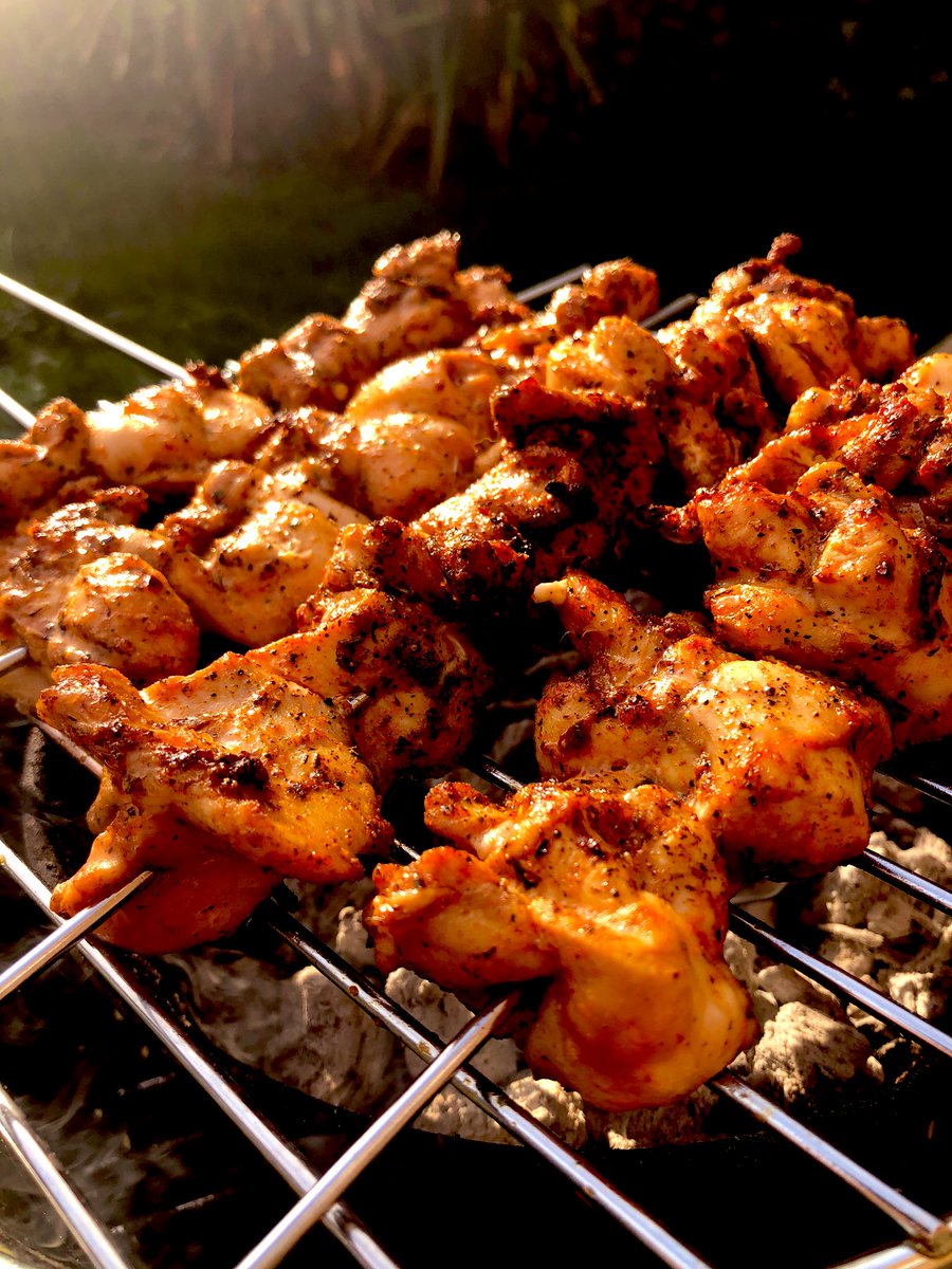 TheGaztronome's tweet photo. Man of my word... #bbq #oclock #yes #allkindsofyes #rosé out of #shot https://t.co/bdEruy2tJc