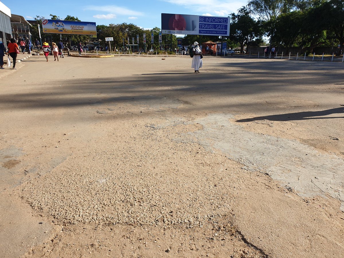 MatopeNigell's tweet photo. I went litter hunting today in Gweru in the late afternoon, surprisingly 🤔 I could not spot any illegal dumps or huge mountains of waste in the city. What is the situation like in your city ?

Where is Harare getting it wrong ?

#create4climate
@EnnieChipembere https://t.co/Hf03G7jDle