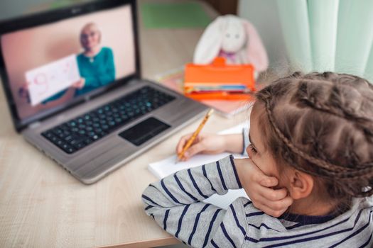 LombardiaInnova's tweet photo. 🏫💻 La #DAD può mettere in evidenza differenze sociali a scapito soprattutto dei più deboli: per aiutare i meno fortunati nasce #Digeducati, un progetto della Fondazione della Comunità Bergamasca con l'impresa sociale @ConiBambini e @FondCariplo. 👉 https://t.co/HLBr2y6Fnf https://t.co/JodLs2IJqu