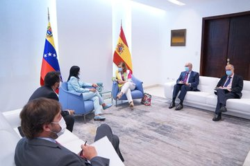 mippci_ven's tweet photo. 📸 | Vicepdta. @drodriven2 se reúne con Cristina Gallach Figueras, Secretaria de Estado de Asuntos Exteriores y para Iberoamérica y el Caribe del Reino de España, a propósito de celebrarse el 176 aniversario de las relaciones diplomáticas entre ambos   #SputnikVContraCovid https://t.co/NJOxpAZieL