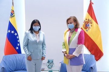 mippci_ven's tweet photo. 📸 | Vicepdta. @drodriven2 se reúne con Cristina Gallach Figueras, Secretaria de Estado de Asuntos Exteriores y para Iberoamérica y el Caribe del Reino de España, a propósito de celebrarse el 176 aniversario de las relaciones diplomáticas entre ambos   #SputnikVContraCovid https://t.co/NJOxpAZieL