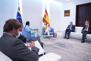 mippci_ven's tweet photo. 📸 | Vicepdta. @drodriven2 se reúne con Cristina Gallach Figueras, Secretaria de Estado de Asuntos Exteriores y para Iberoamérica y el Caribe del Reino de España, a propósito de celebrarse el 176 aniversario de las relaciones diplomáticas entre ambos   #SputnikVContraCovid https://t.co/NJOxpAZieL