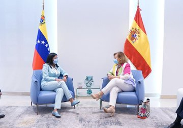 mippci_ven's tweet photo. 📸 | Vicepdta. @drodriven2 se reúne con Cristina Gallach Figueras, Secretaria de Estado de Asuntos Exteriores y para Iberoamérica y el Caribe del Reino de España, a propósito de celebrarse el 176 aniversario de las relaciones diplomáticas entre ambos   #SputnikVContraCovid https://t.co/NJOxpAZieL