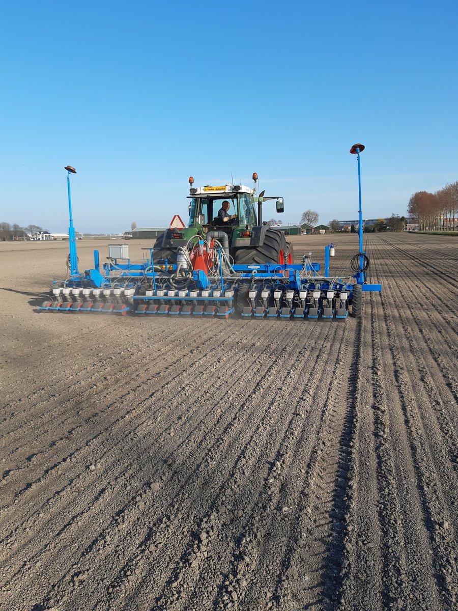 RolfvdBerg's tweet photo. Loonwerker zaait laatste perceel uien. #Hyway mag ook aan de groei, #Hybound is afgelopen zaterdag gezaaid. @HilhorstWendy https://t.co/LmC37p793D