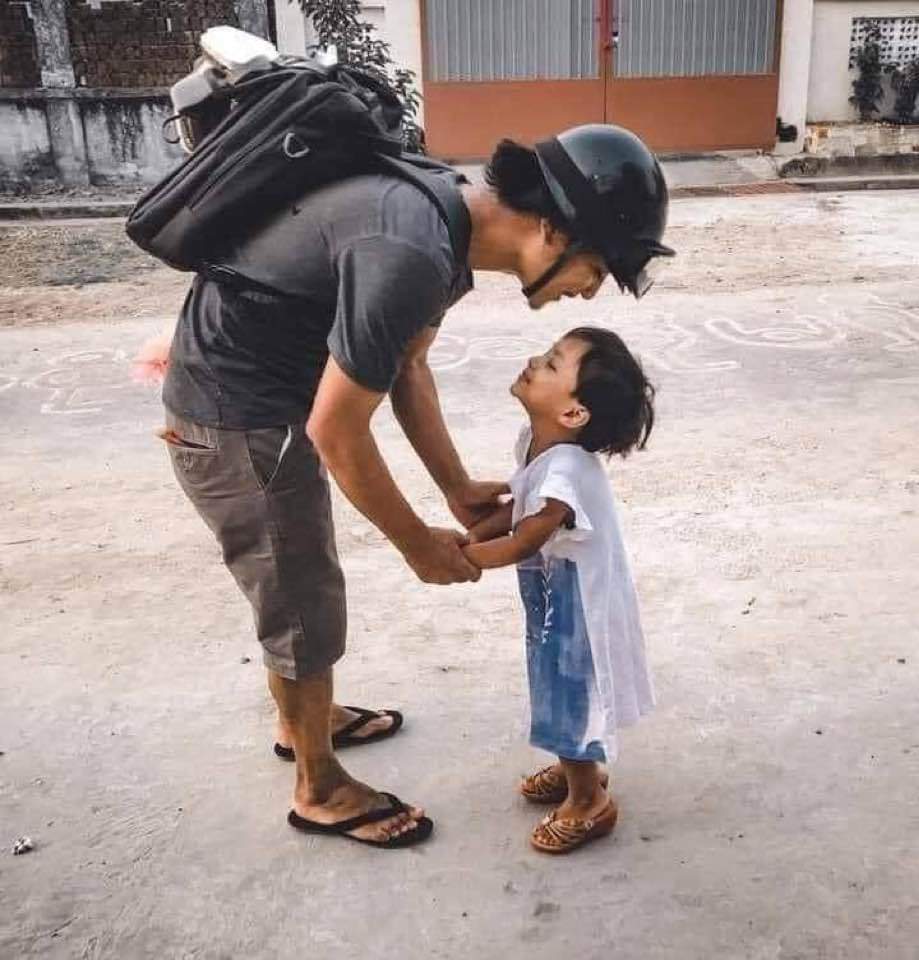 Alexhiz_offline's tweet photo. A beautiful image of a little girl sending her father off to go protest in the frontlines. A reminder of what we are fighting for.
ABOMINABLE CRUELTY
#WhatsHappeningInMyanmar  
#Mar30Coup https://t.co/C74suFnrag