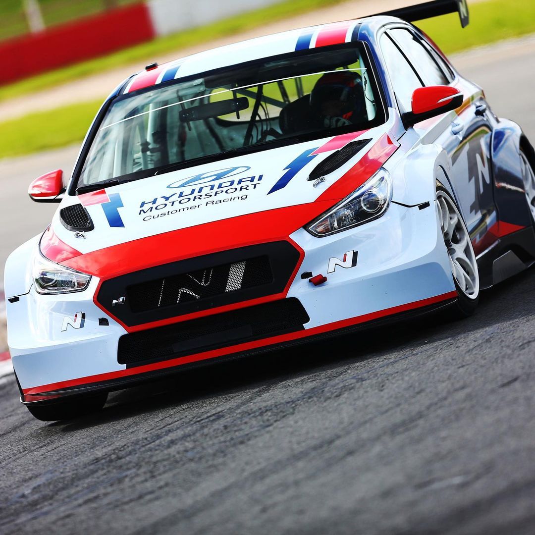 fiatcrworldtour's tweet photo. 👨‍💼#MotusOne driver 👨‍🚀#WillPowell will race a 👨‍🔧#MaximumMotorsport entered 🏎️#Hyundaii30N in this year’s 🏆#TCRUK.

READ MORE▶️https://t.co/3NSX7da4D0
#TCR #TCRseries #motorsport @MaximumMotospor https://t.co/Amz1pWPzuX