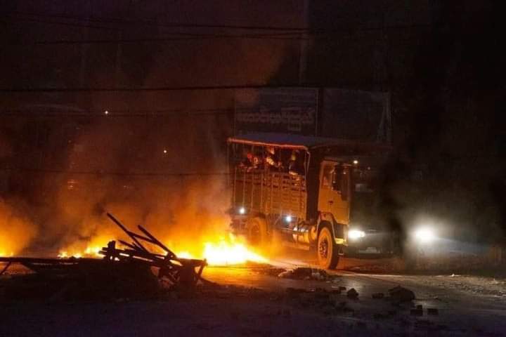 kay_2439's tweet photo. More than 100 members of the militant group shoot on Myingyan from 6 pm
There are also casualties
Myingyan is completely red level
Not much is known about the city due to the lack of internet
Please speak out for Myingyan

ABOMINABLE CRUELTY
#Mar30Coup
#WhatsHappeningInMyanmar https://t.co/TV1jN5FDtW
