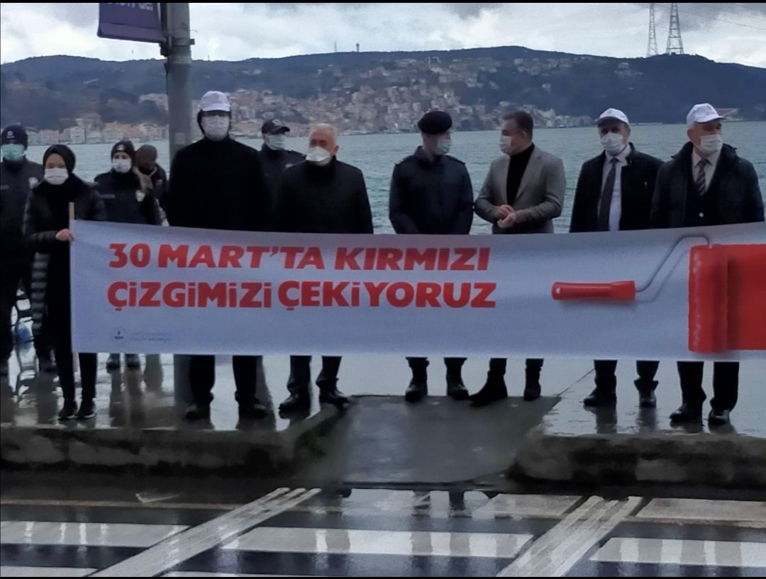 Sariyer_MEM's tweet photo. İlçe Müdürümüz Sn Hüseyin ÖZCANLAR,Beld.Bask.Yard., Jandarma Komutanı ve İlce Emniyet Müdürü  katılımı ile yayalarımız için kırmızı çizgilerimizi çektik.

Kırmızı çizgi görünce duruyoruz, 
yayaların geçmesini bekliyoruz. 
@cagatay33
#YayalarKırmızıCizgimiz https://t.co/0ycsltFvgt