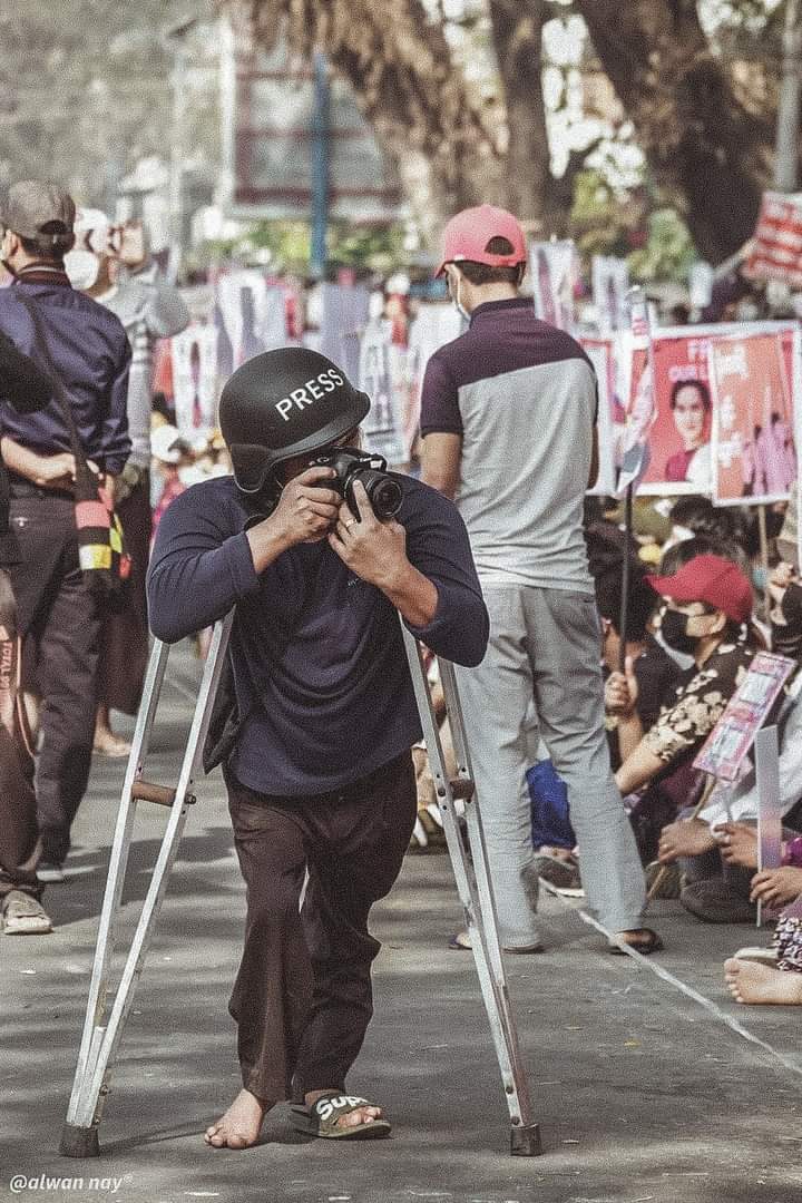 YinNyeinKhant's tweet photo. A reporter taking participation in protest even though his legs are not in normal condition.
He was strongly against to Military Dictorship and took charge in, knowing Military shot reporters too.

#WhatsHappeningInMyanmar 
#Mar30Coup https://t.co/0cbYBukx8P