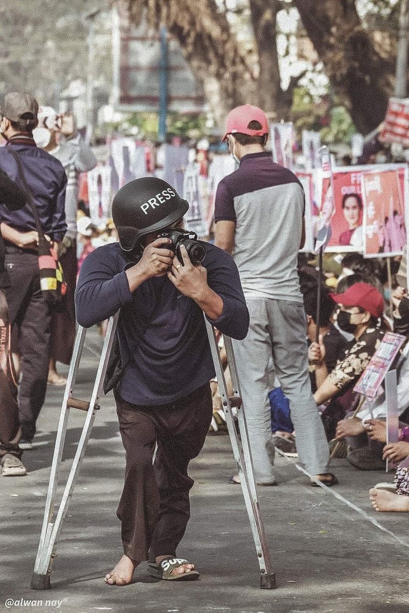 Byun_Sori6104's tweet photo. The reporter from small town in Myanmar 🥺🥺 
Absolutely salute to this brother !!

#WhatsHappeningInMyanmar 
#Mar30Coup https://t.co/TzOQ6v2k6P