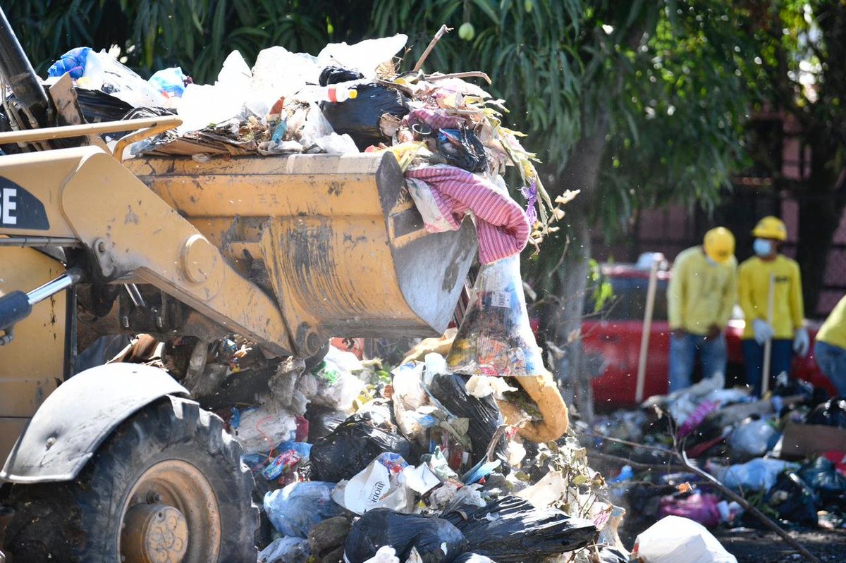 RomeoHerrera1's tweet photo. Hoy, ante la falta de recolección de los desechos sólidos por los alcaldes salientes; y ver el riesgo de insalubridad, decidimos intervenir y hacerles el trabajo.

No es posible que nuestra gente viva entre promontorios de basura.

Ya nos encontramos trabajando en Altavista. https://t.co/2vFUbmtpr6